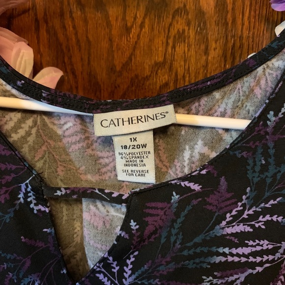 Catherine’s sleeveless top - Picture 2 of 2